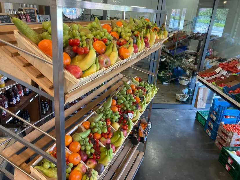 Het fruitrek in de winkel
